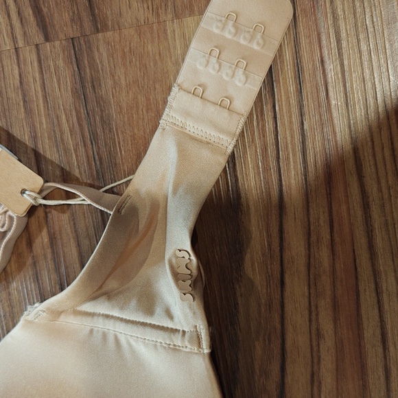 SKIMS Wireless Form T-shirt Demi Bra - Picture 5 of 14